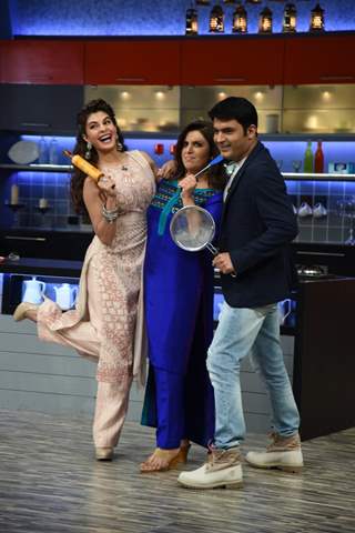 Jacqueline Fernandes, Farah Khan and Kapil Sharma pose for the media at Farah Ki Daawat