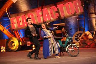 Iqbal Khan and Bharti Singh perform at the Grand Finale