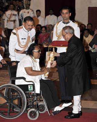 Ravindra Jain receiving Padma Shree Award from Honourable President Pranab Mukherjee