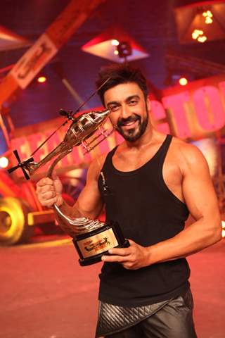 Ashish Chowdhry with his trophy at Grand Finale of Khatron Ke Khiladi : Darr Ka Blockbuster Returns