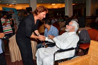 Razzak Khan greets Kader Khan at the Press Meet of Hogaya Dimaagh ka Dahi