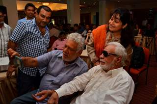 Om Puri takes a selfie with Kader Khan at the Press Meet of Hogaya Dimaagh ka Dahi