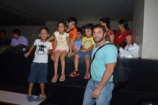 Sohail Khan Takes a Picture With Kids at Screening of Welcome Back