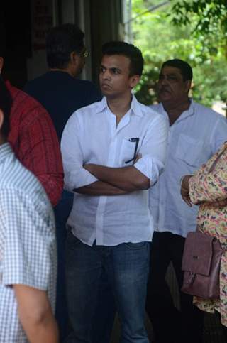 Abhijeet Sawant at Aadesh Shrivastava's Funeral