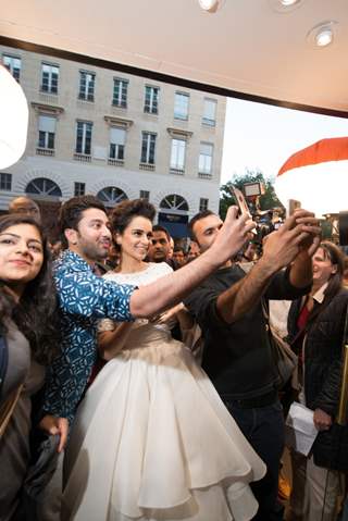 Selfie With Kangana Ranaut at Premiere of Queen in Paris