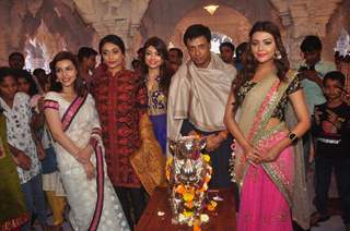 Madhur Bhandarkar Visits Ganesh Pandals With Calendar Girls