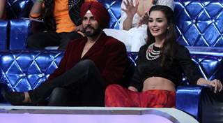 Akshay Kumar and Amy Jackson for Promotions of Singh is Bliing on DID Season 5