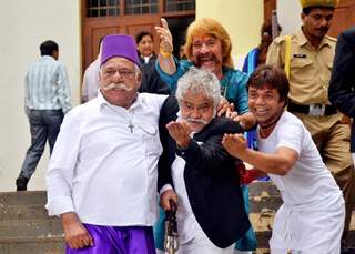 Om Puri, Razzak Khan, Rajpal Yadav and Sanjay Mishra On Set of 'Hogaya Dimaagh Ka Dahi'