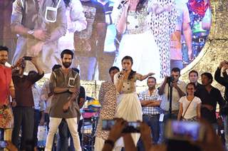 Alia Bhatt and Shahid Kapoor for Promotions of Shaandaar at Falguni Pathak's Navratri Concert