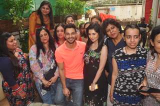 Kunal Khemu and Payal Sarkar Poses with all 'Bhabis' at Special Screening of Guddu Ki Gun