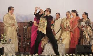 Amitabh Bachchan Takes a Selfie at Opening Ceremony of Kolkata International Film Festival 2015