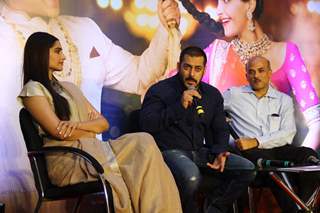 Sooraj Barjatya, Sonam Kapoor and Salman Khan at Press Meet of Prem Ratan Dhan Payo