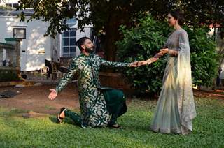 Ranveer on his knees for Deepika at Promotions of 'Bajirao Mastani' on 'Swaragini'