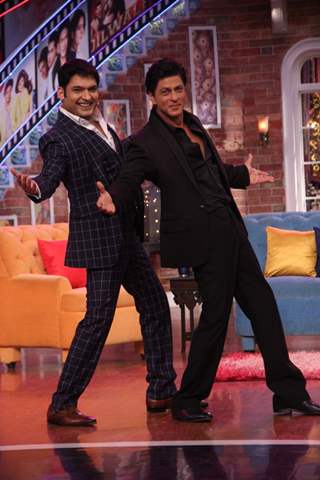 Kapil Sharma Strike a SRK Pose during Promotions of Dilwale on Comedy Nights with Kapil