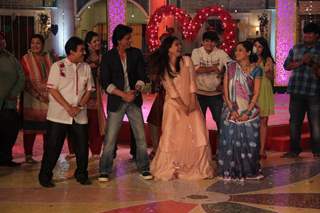 Shah Rukh Khan and Kajol Visits Taarak Mehta Ka Ooltah Chashmah Sets