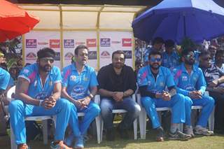 Rohit Roy,Sunny Deol, Suniel Shetty and Armaan Kohli Snapped at CCL Match