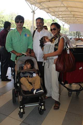 Vivek Oberoi With Wife, Baby and Father Suresh Oberoi Snapped at Airport