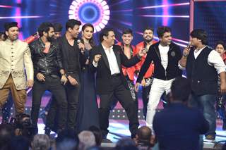 Govinda shakes a leg with the Singers at Mirchi Music Awards 2016