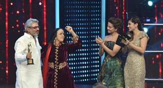 Sanjay Leela Bhansali shakes a leg with Ila Arun at Mirchi Music Awards 2016