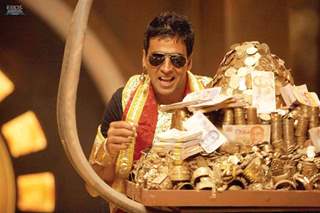 Akshay Kumar with lots of gold