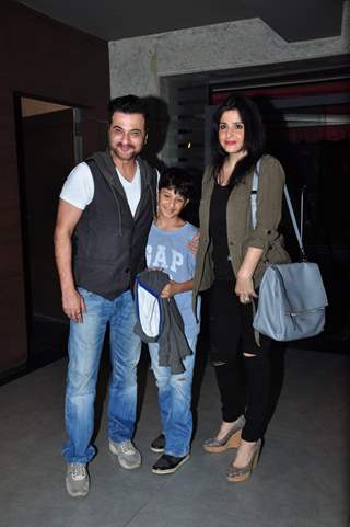 Sanjay Kapoor with family at Special Screening of Batman V Superman