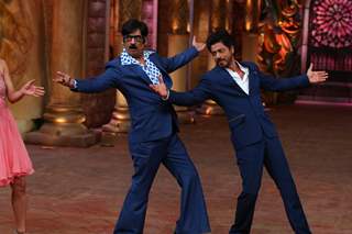 Shah Rukh Khan and Shakeel Siddiqui at Promotions of 'Fan' on 'Comedy Nights Bachao!