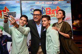 Selfie Time! Boman and Neha Clicks selfie with fans at Press Meet of 'Santa Banta Pvt. Ltd.'