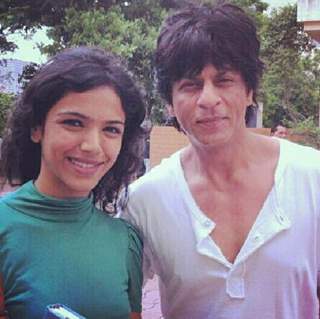 Shriya Pilgaonkar with Shah Rukh Khan on Fan Set