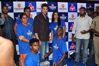 Mahesh Babu Felicitates Winners of 'Thumps Up Thunder Challenge'