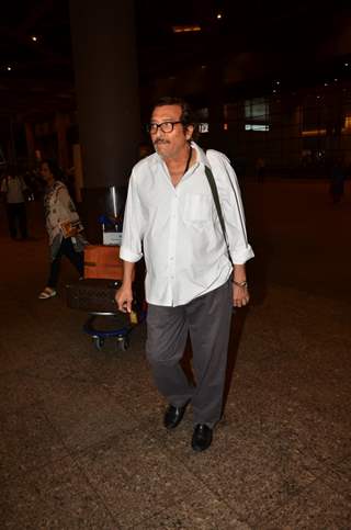 Vinod Khanna Snapped at Airport