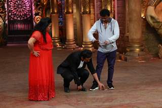 Ram Gopal Verma and Kumar Sanu have a Blast on 'Comedy Nights Live'