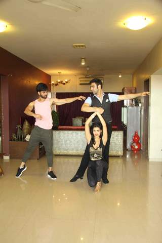 Sandip Soparrkar trains Sonali Raut and Yuvraaj Parashar for a passionate salsa dance number!