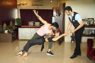 Sandip Soparrkar trains Sonali Raut and Yuvraaj Parashar for a passionate salsa dance number!