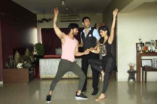 Sandip Soparrkar trains Sonali Raut and Yuvraaj Parashar for a passionate salsa dance number!
