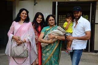 All smiles: Genelia D'souza gets discharged, snapped with Riteish, Riaan & family members!