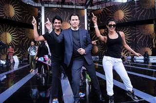 Shiamak Davar with John Travolta and Priyanka Chopra at IIFA!