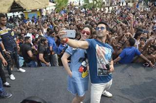 Selfie Time: Pulkit Samrat and Yami Gautam clicks selfie at Press Meet of film 'Junooniyat'