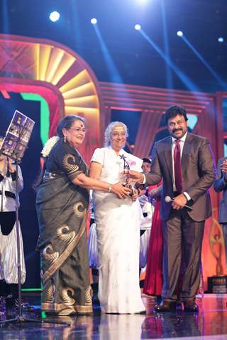 Usha Uthup and Chiranjeevi at SIIMA Awards 2016