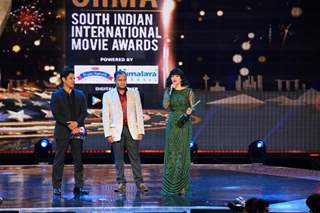 Chiyaan Vikram and Shruti Haasan at SIIMA Awards 2016