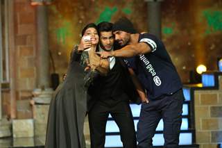 Selfe Time: Varun Dhawan, John Abraham & Jacqueline  Promotes 'Dishoom' on India's Got Talent!