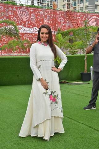 Sonakshi Sinha Promotes'Akira' on sets of Savdhaan India