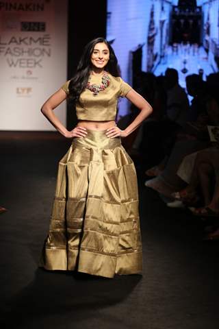 Pernia Qureshi sizzles in gold at Lakme Fashion Show 2016 - Day 4