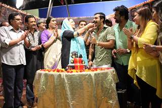 Shabana Azmi Celebrates her Birthday on sets of show 'AMMA'