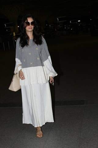 Evelyn Sharma snapped at the airport