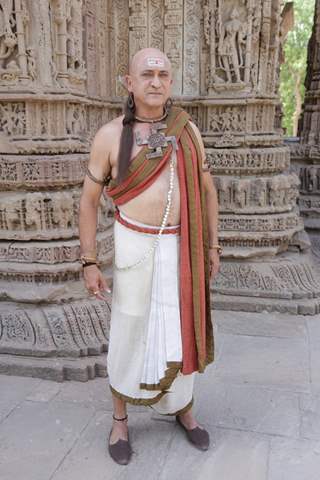 Tej Sapru in Aarambh