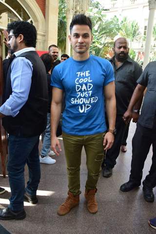 Kunal appears wearing a smart T-shirt