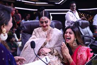 Rekha and Shilpa Shetty share a laugh as Geeta Kapoor adores them
