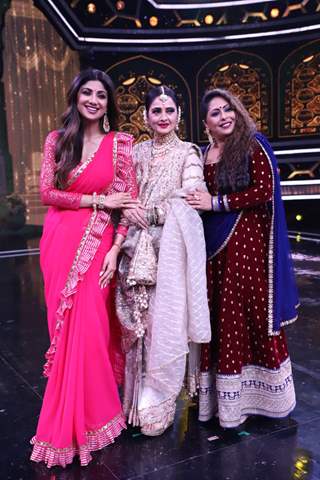 Shilpa Shetty, Rekha and Geeta Kapoor snapped at the sets of Super Dancer 3!