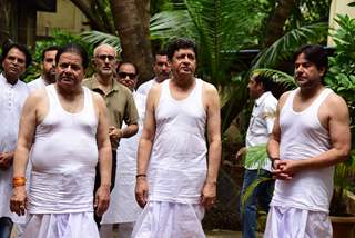 Celebrities at Anup Jhalota mother's funeral!