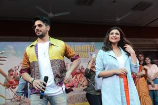 Sidharth Malhotra and Parineeti Chopra at the promotions of Jabariya Jodi